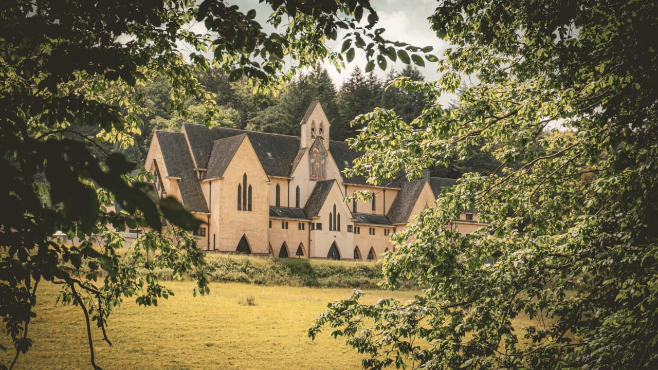 A green landscape with a picturesque abbey in the heart of the Semois valley.
