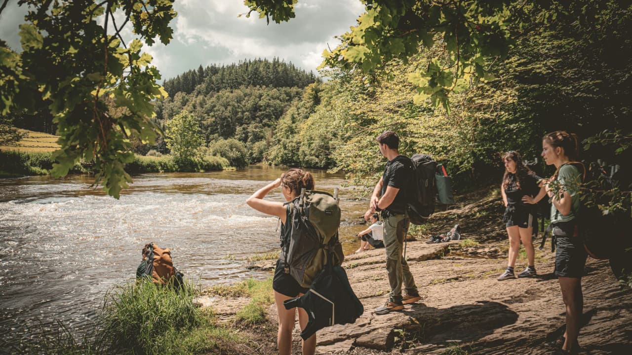 A group of adventurers on the banks of the Semois, ready for a packraft escapade in the heart of nature.