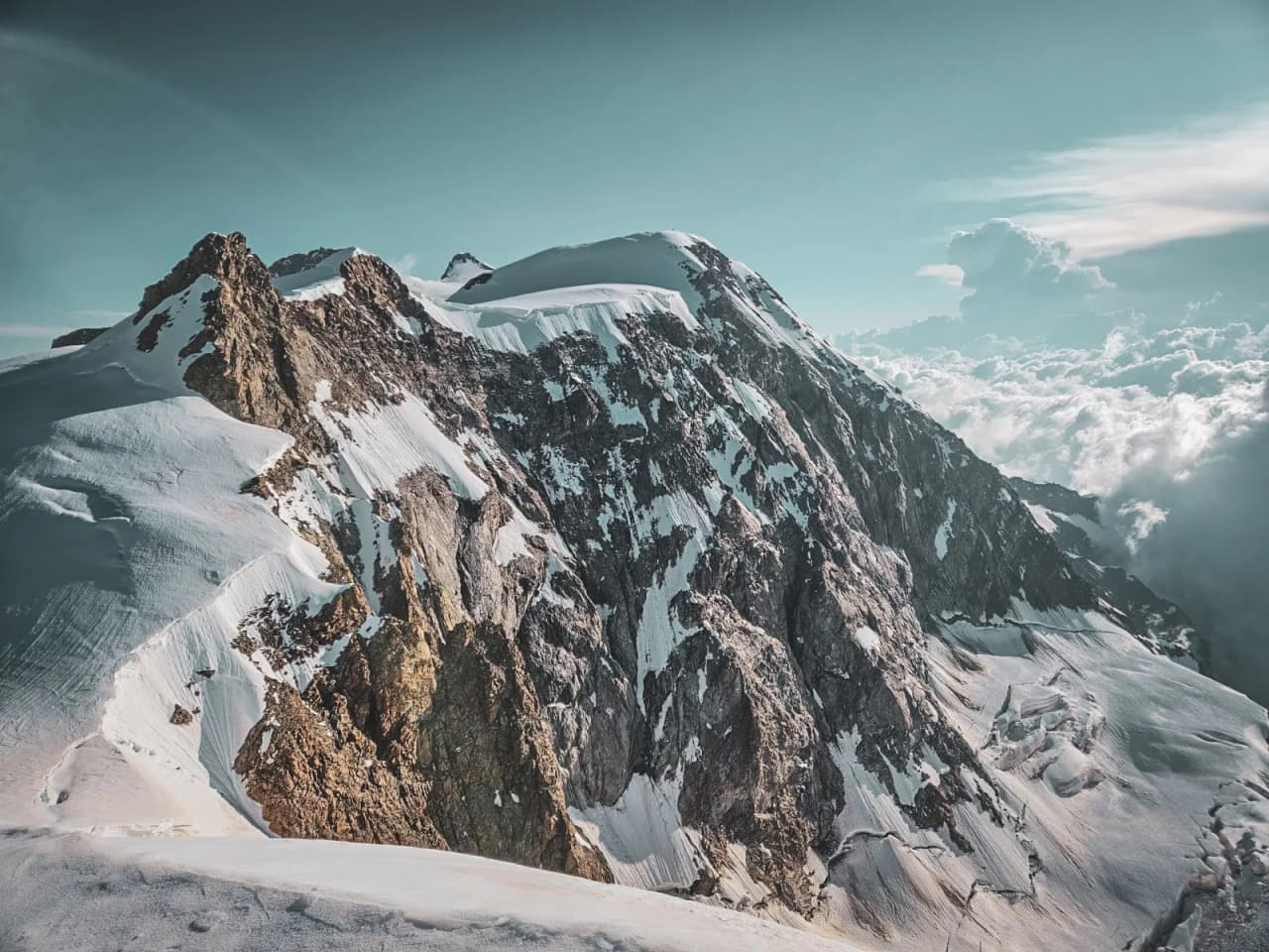 The majestic summit of Gran Paradiso, between sparkling glaciers and azure skies, is an invitation to adventure.