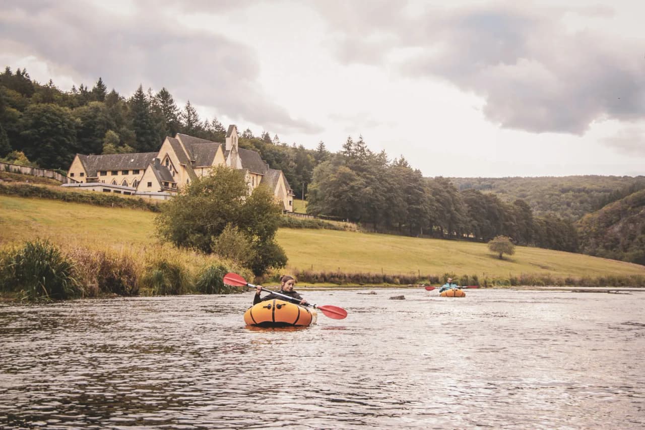 A peaceful packraft descent on the Semois, surrounded by wild nature and lush green landscapes.