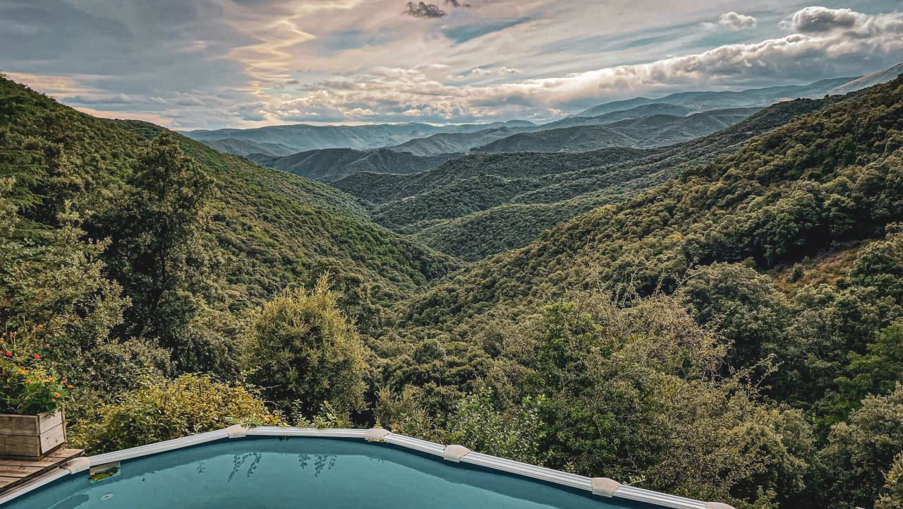 Panoramic views over the green hills of the Cévennes, an invitation to escape and adventure.