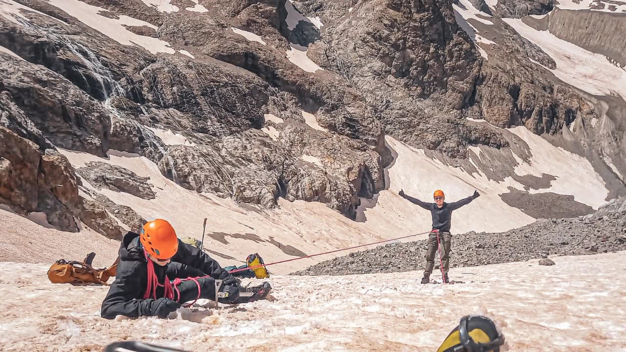 Two mountaineers in action in the Écrins, under a radiant sky, discover the summits.
