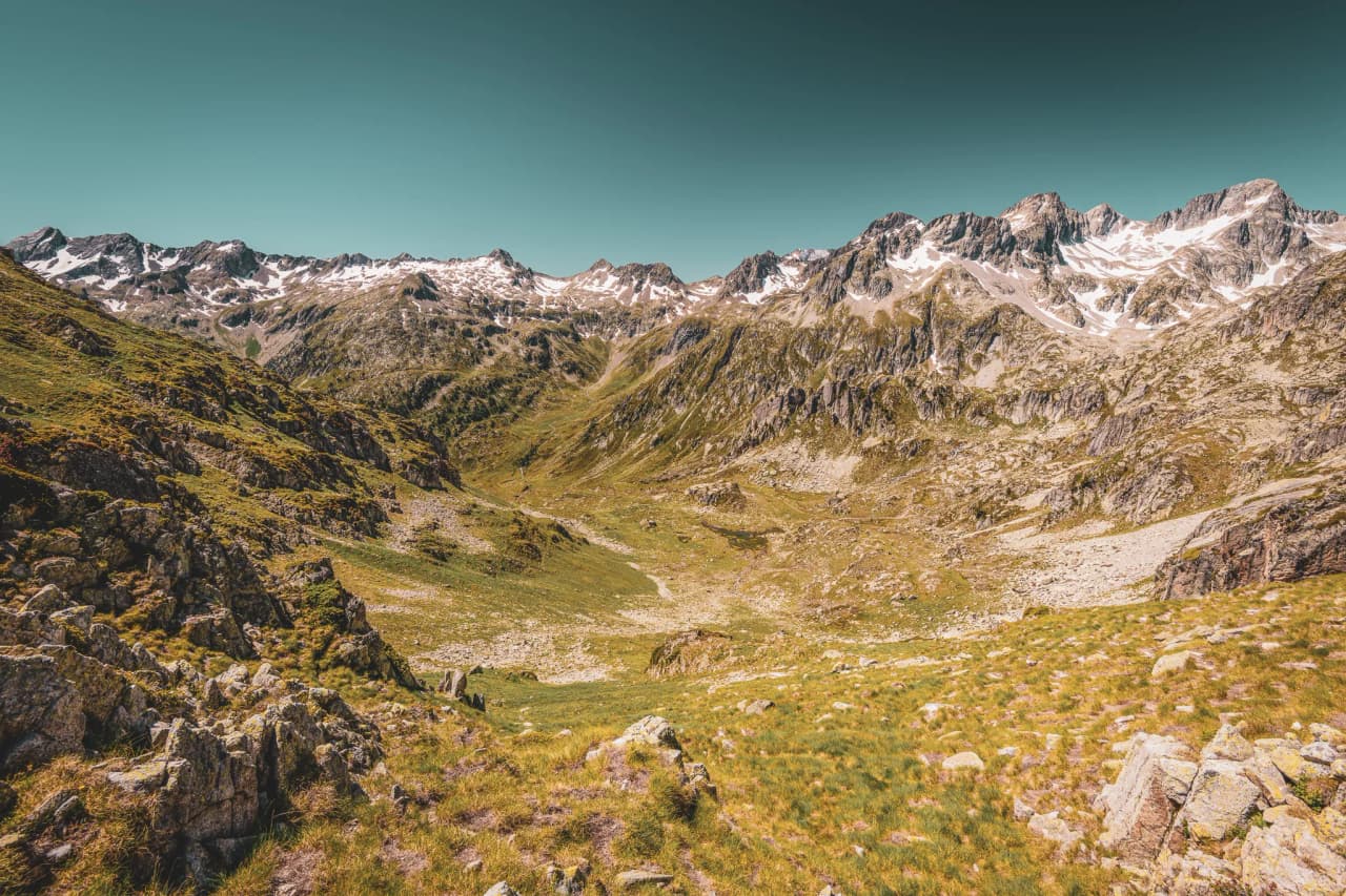 Vastes paysages des Pyrénées, montagneux, verdoyants et enneigés, invitation à l'aventure.