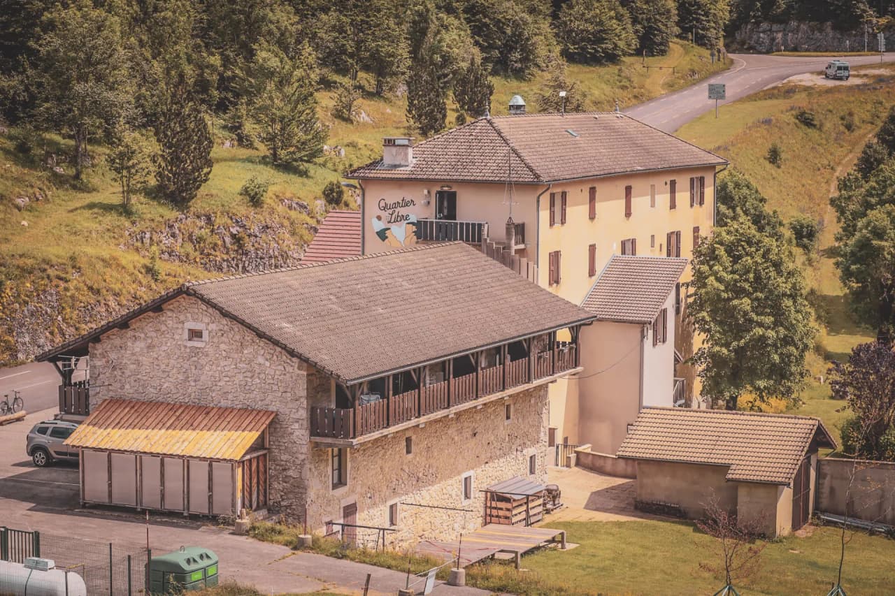Charmant chalet en pierre dans le Vercors, entouré de verdure, parfait pour une escapade nature.
