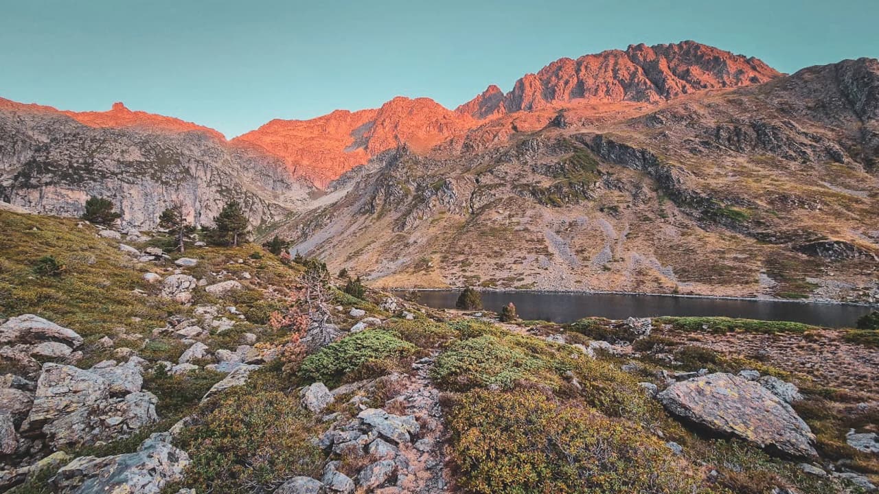 Coucher de soleil sur les sommets des Hautes Pyrénées, lacs et paysages à couper le souffle.