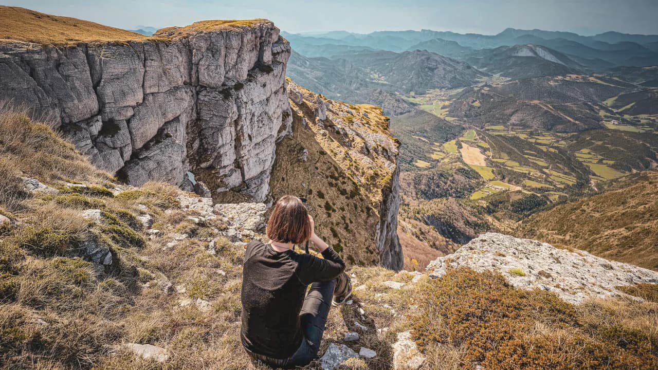 Un randonneur contemplant un paysage montagneux époustouflant dans le Vercors.