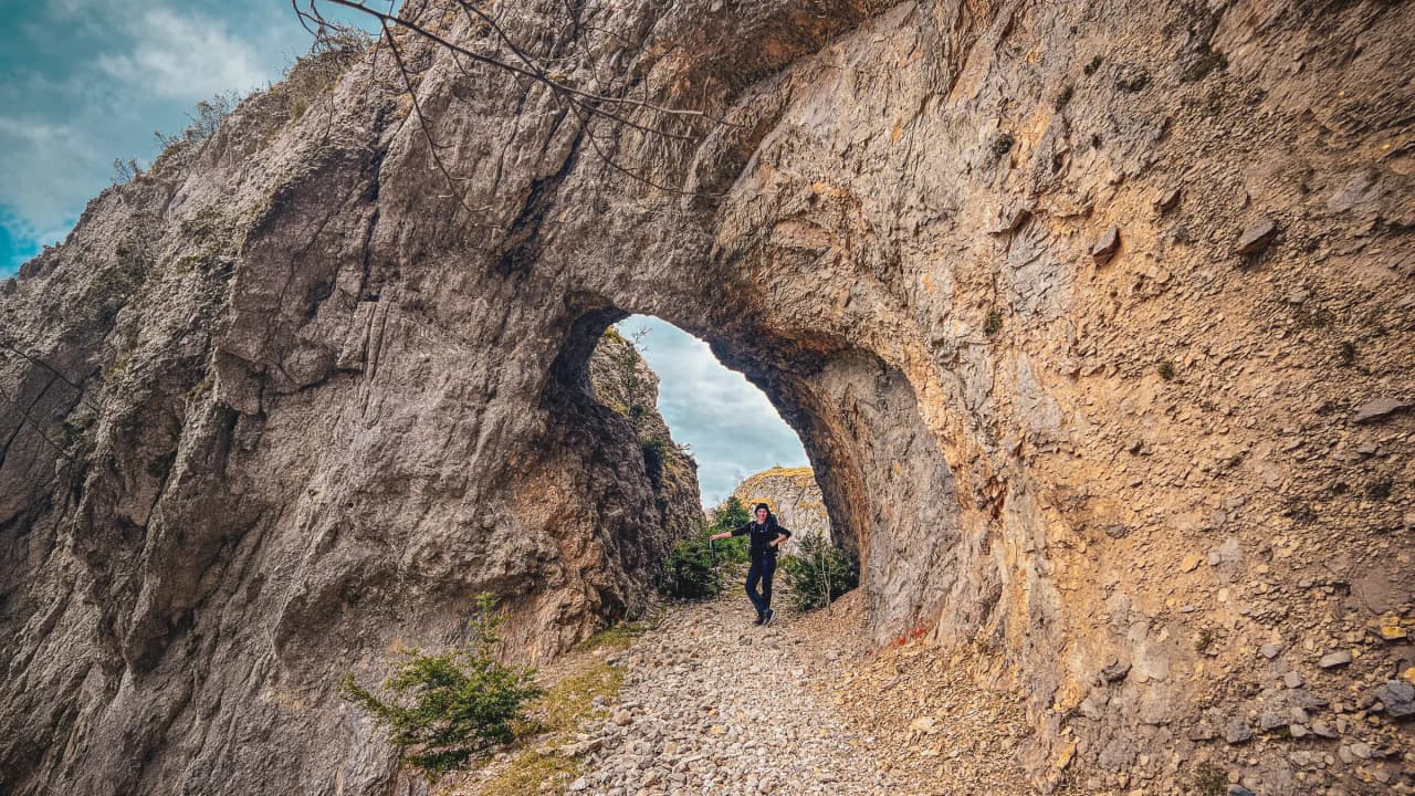 arche rocheuse naturelle au cœur d’un paysage sauvage, une scène immersive qui incarne l’aventure, la liberté et la connexion à la nature.