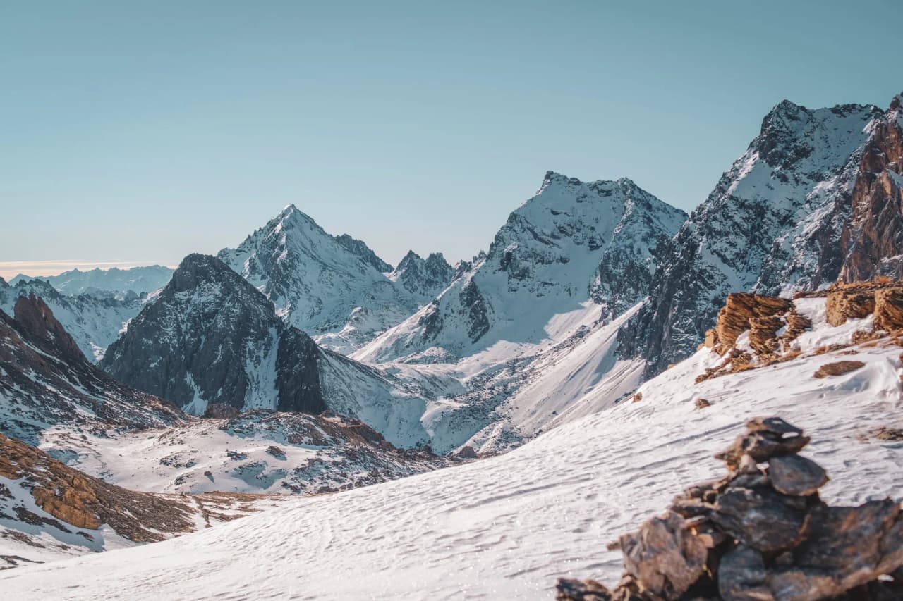 A breathtaking panorama of the snow-capped mountains of the Southern Alps, an invitation to adventure.