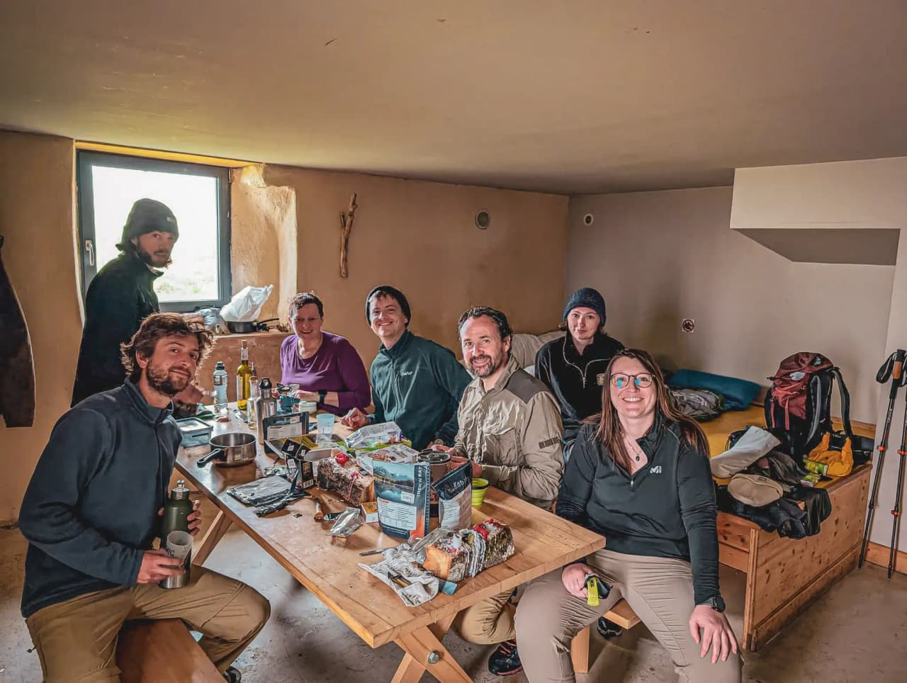 Groupe de randonneurs qui partage un repas