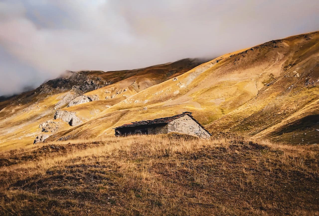 Refuge isolé dans les montagnes dorées de la Vanoise, un havre de paix pour les randonneurs.