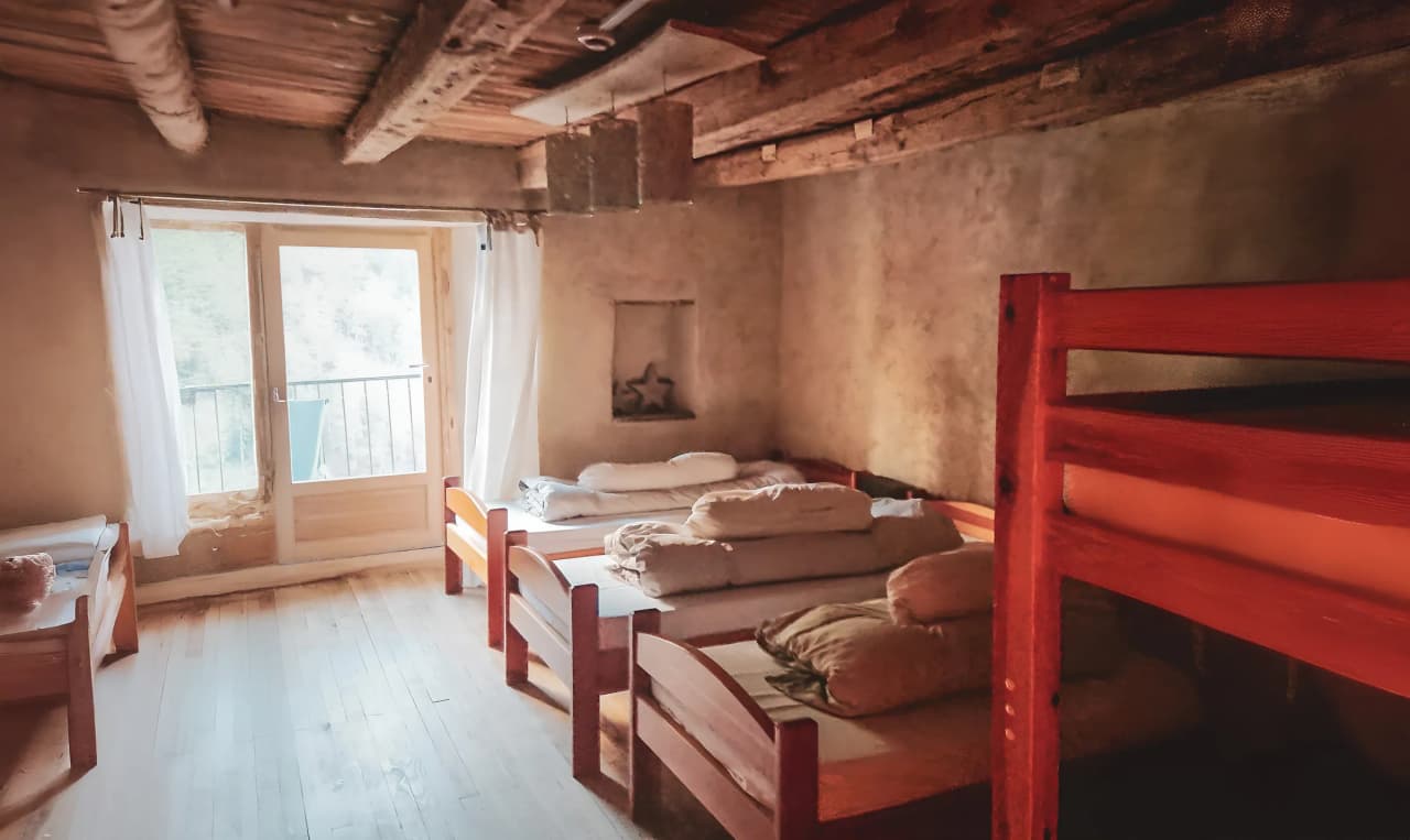 A cosy room with wooden beds, ideal for relaxing after a day's hiking in the mountains.