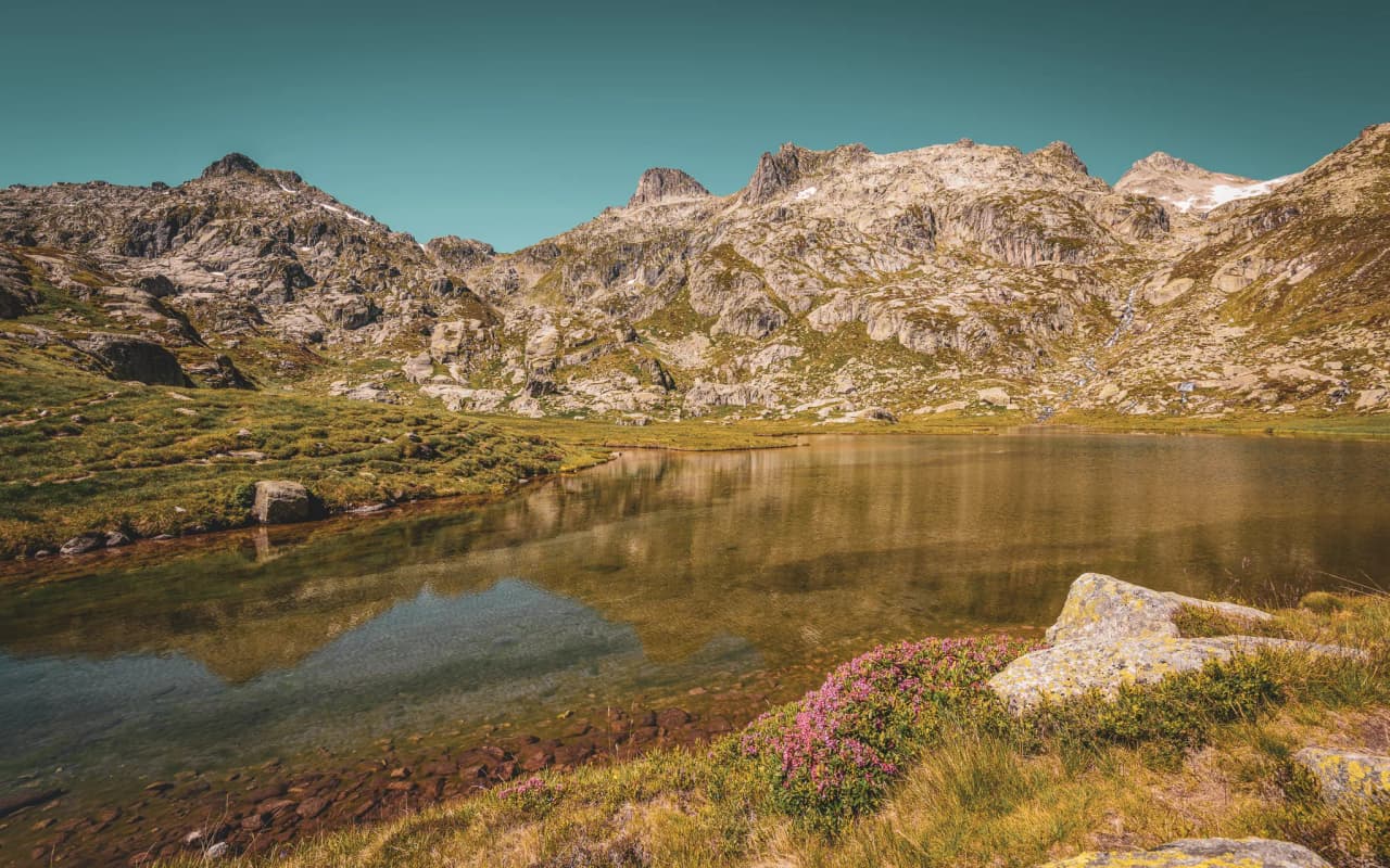 Lacs sereins et sommets majestueux des Pyrénées, invitation à l'aventure et à la nature.