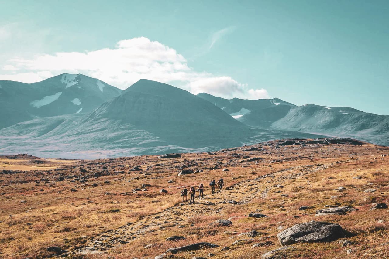Randonnée sur le Kungsleden, avec des montagnes majestueuses et des paysages polaires.