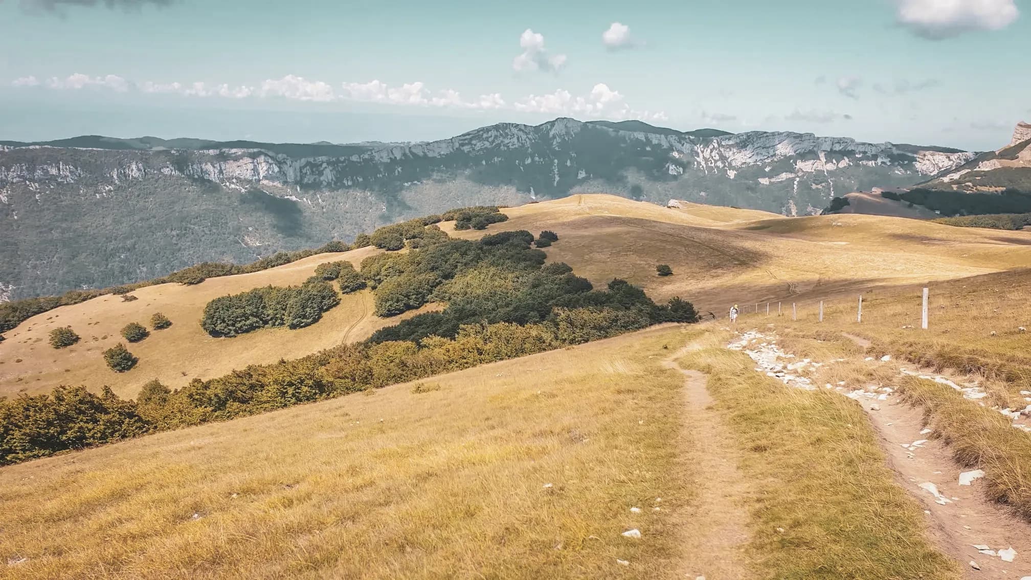 Vallées verdoyantes et montagnes majestueuses invitent à l'aventure.