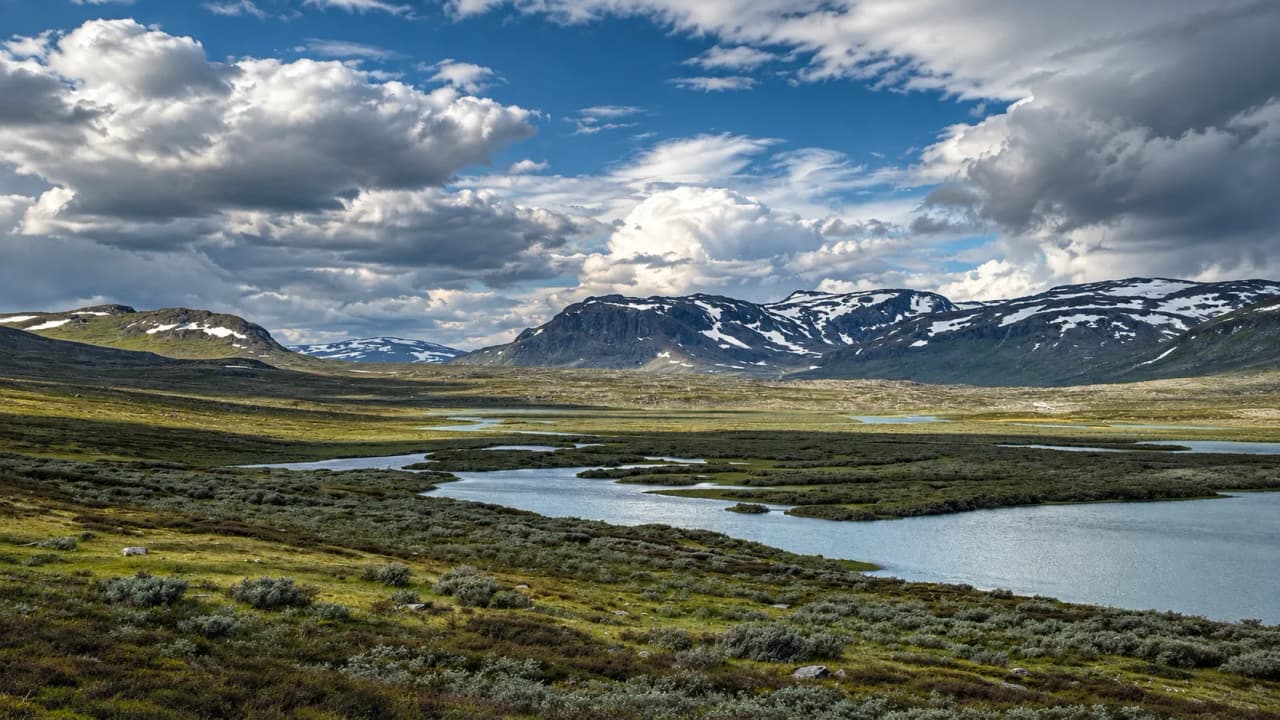 Un panorama époustouflant de montagnes, lacs et vallées verdoyantes en Laponie suédoise.