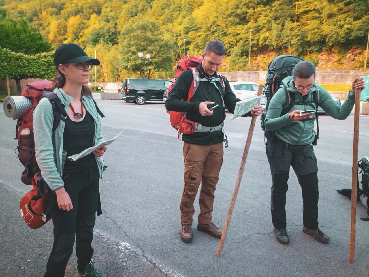 Trois participants en stage de survie dans les Ardennes, prêts pour l'aventure en pleine nature.