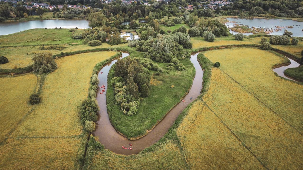 Paysage de forêt avec des aventuriers en packraft.
