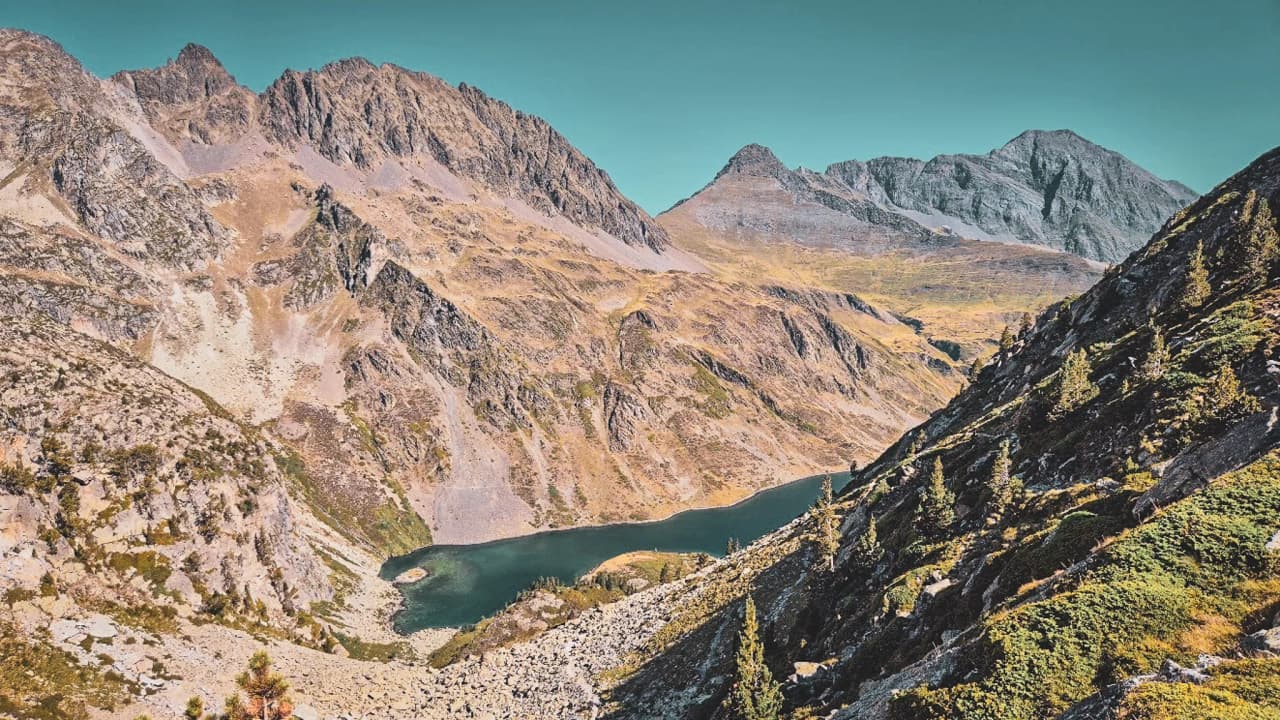 Vastes montagnes des Hautes Pyrénées, lac turquoise et vallées sauvages, un paysage enchanteur.