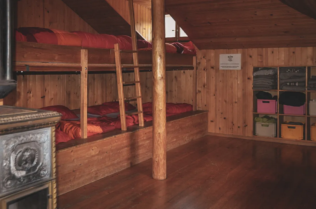 A cosy chalet with bunk beds, ideal for a winter break in the Swiss Jura.