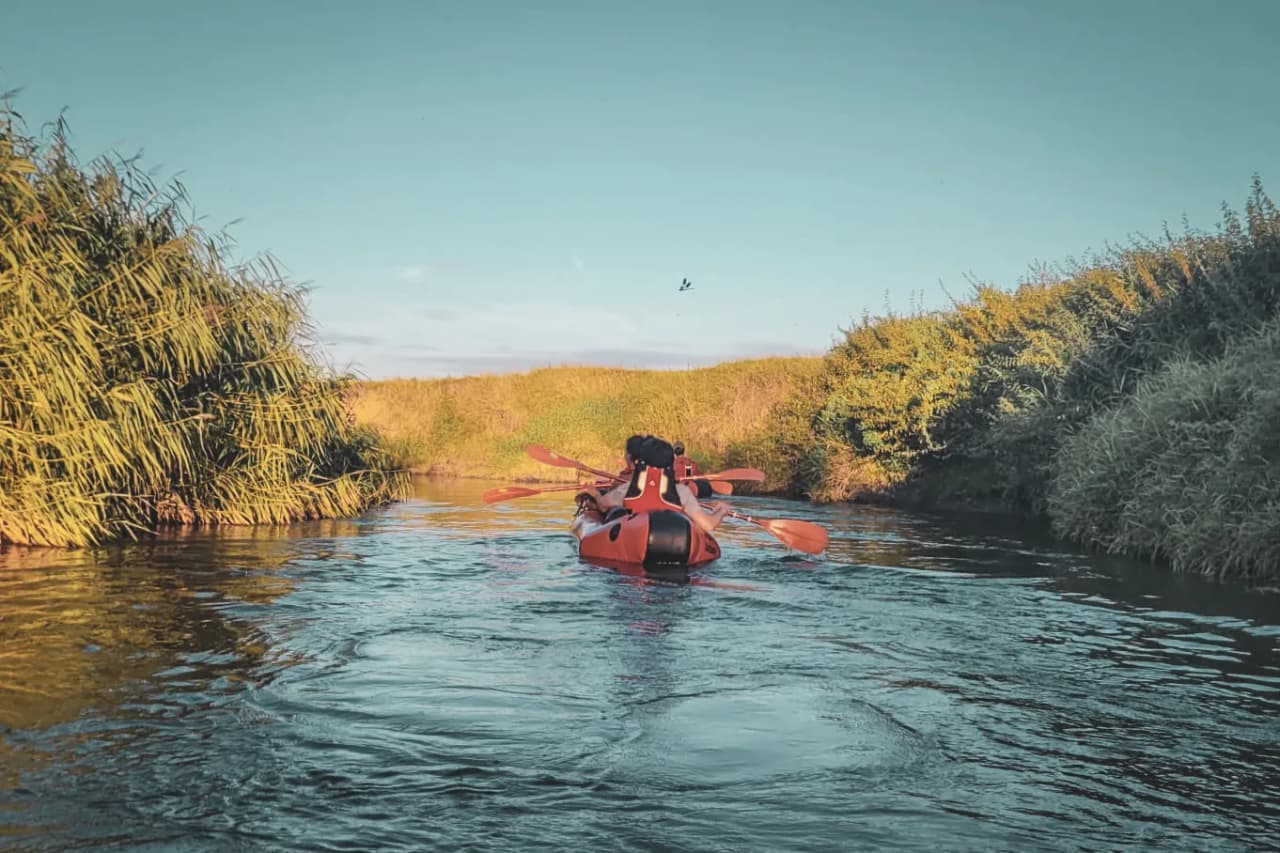 Aventure en packraft sur une rivière verdoyante, explorez la nature belge.