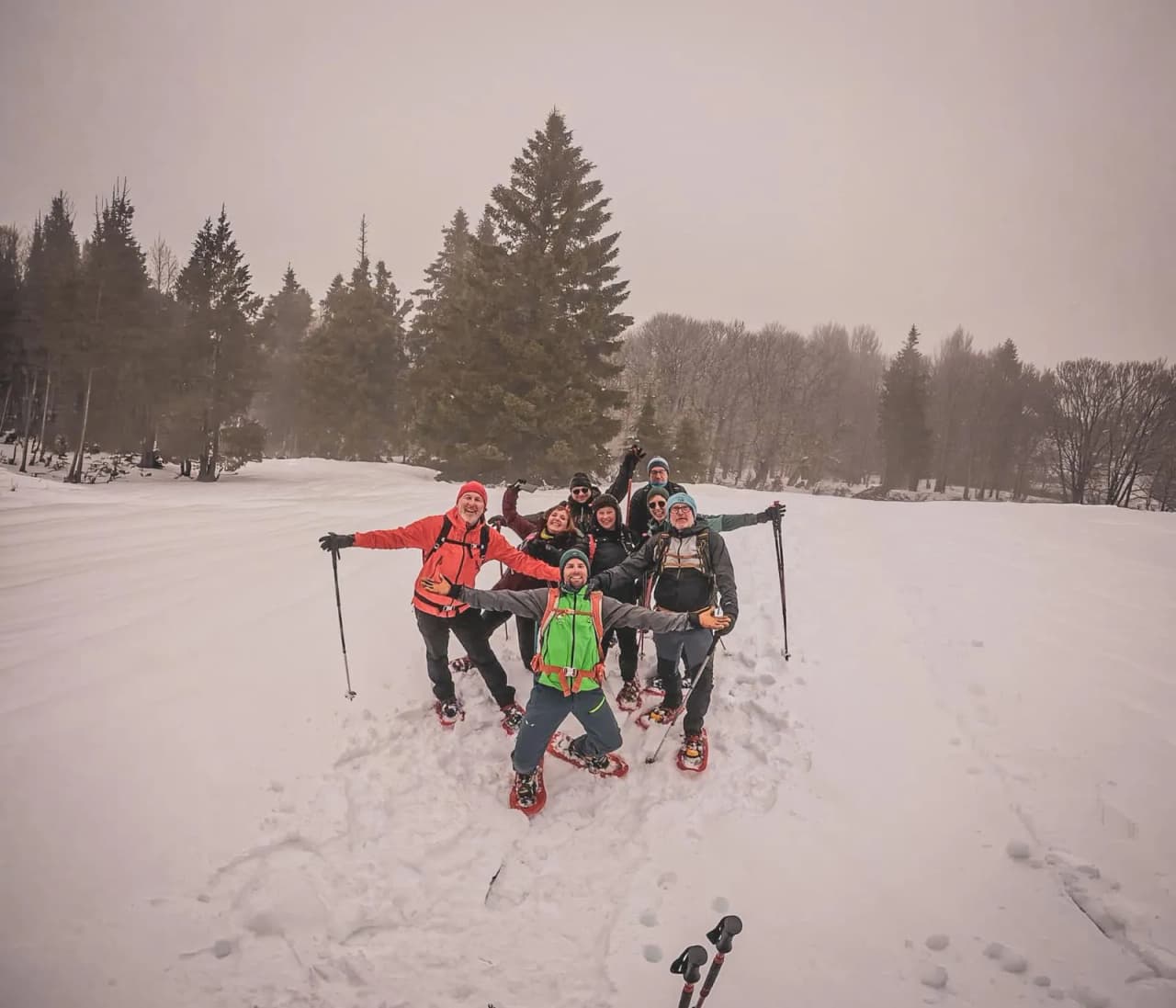 A happy group on the snow, ready for a snowshoeing adventure in the Vosges.