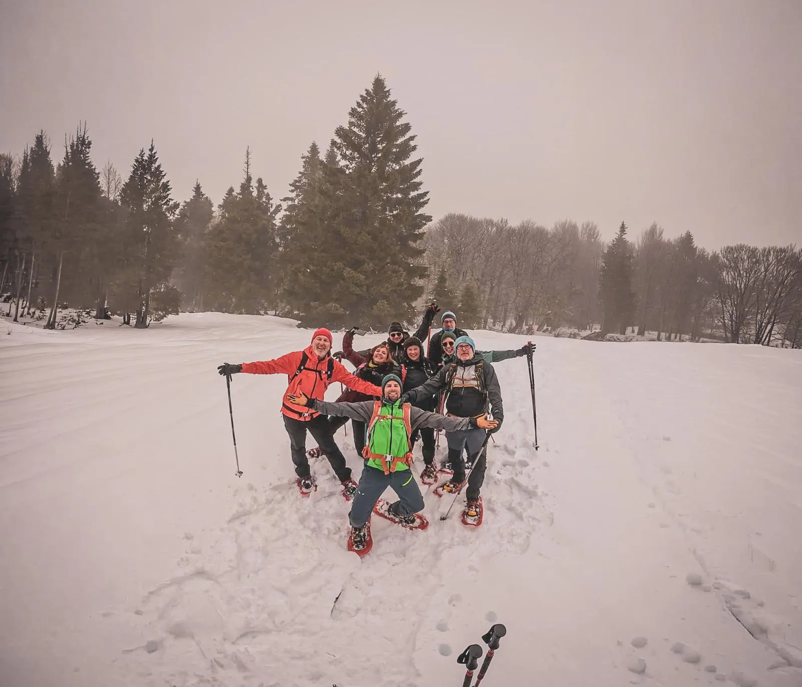 A happy group on the snow, ready for a snowshoeing adventure in the Vosges.