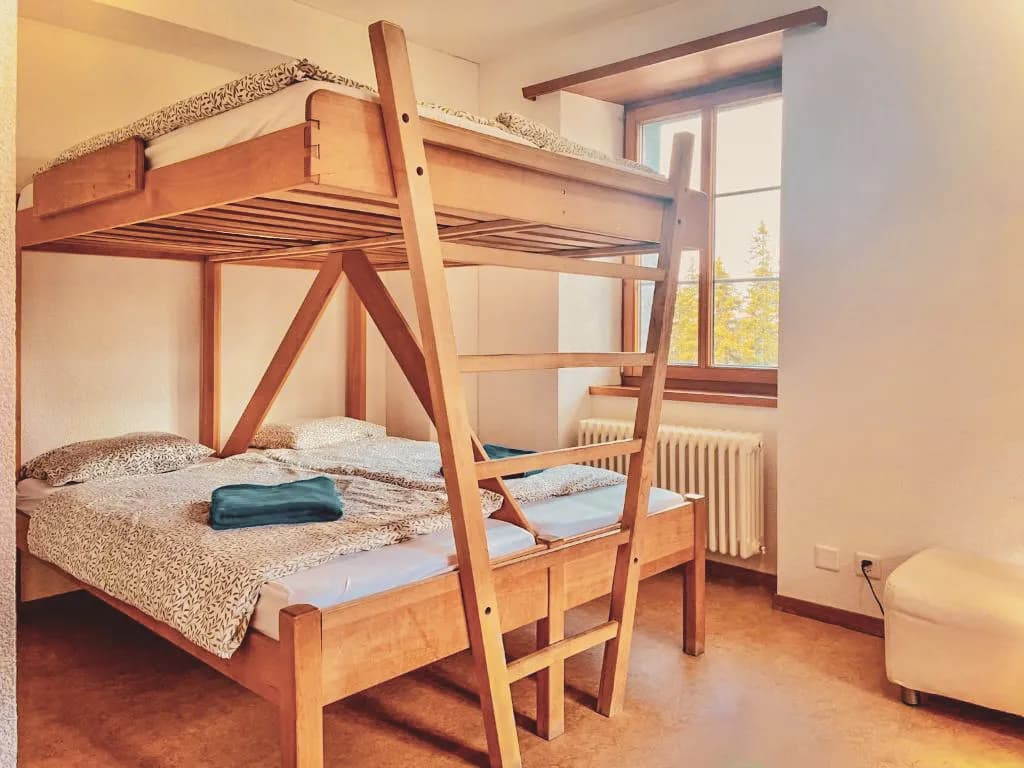 Cosy room with bunk beds, ideal for a snowshoeing getaway in the Jura.