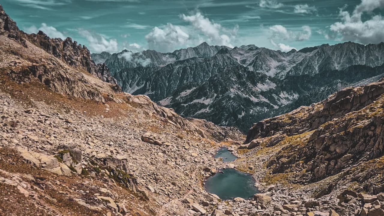 Paysage montagneux des Hautes Pyrénées, avec lacs cristallins et sommets majestueux. Ideal pour l'aventure!