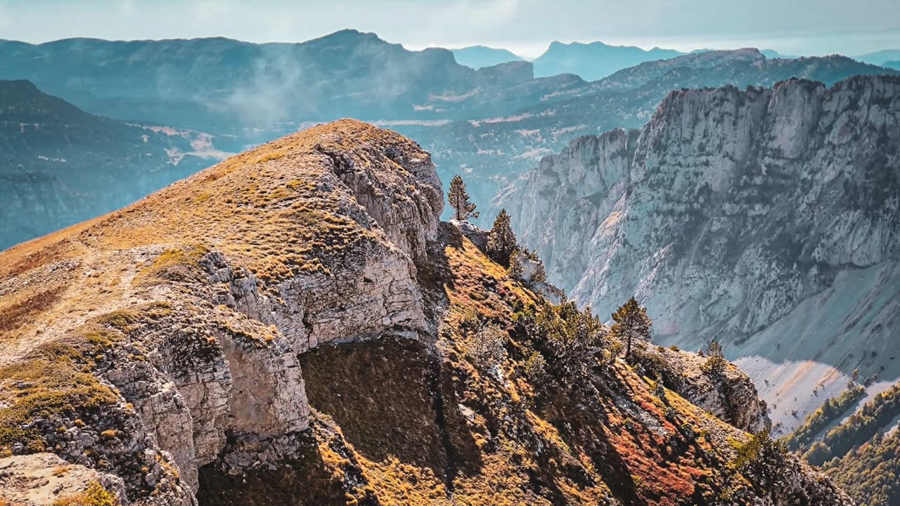 Majestic Mont Aiguille, spectacular views of the surrounding peaks, an invitation to adventure.