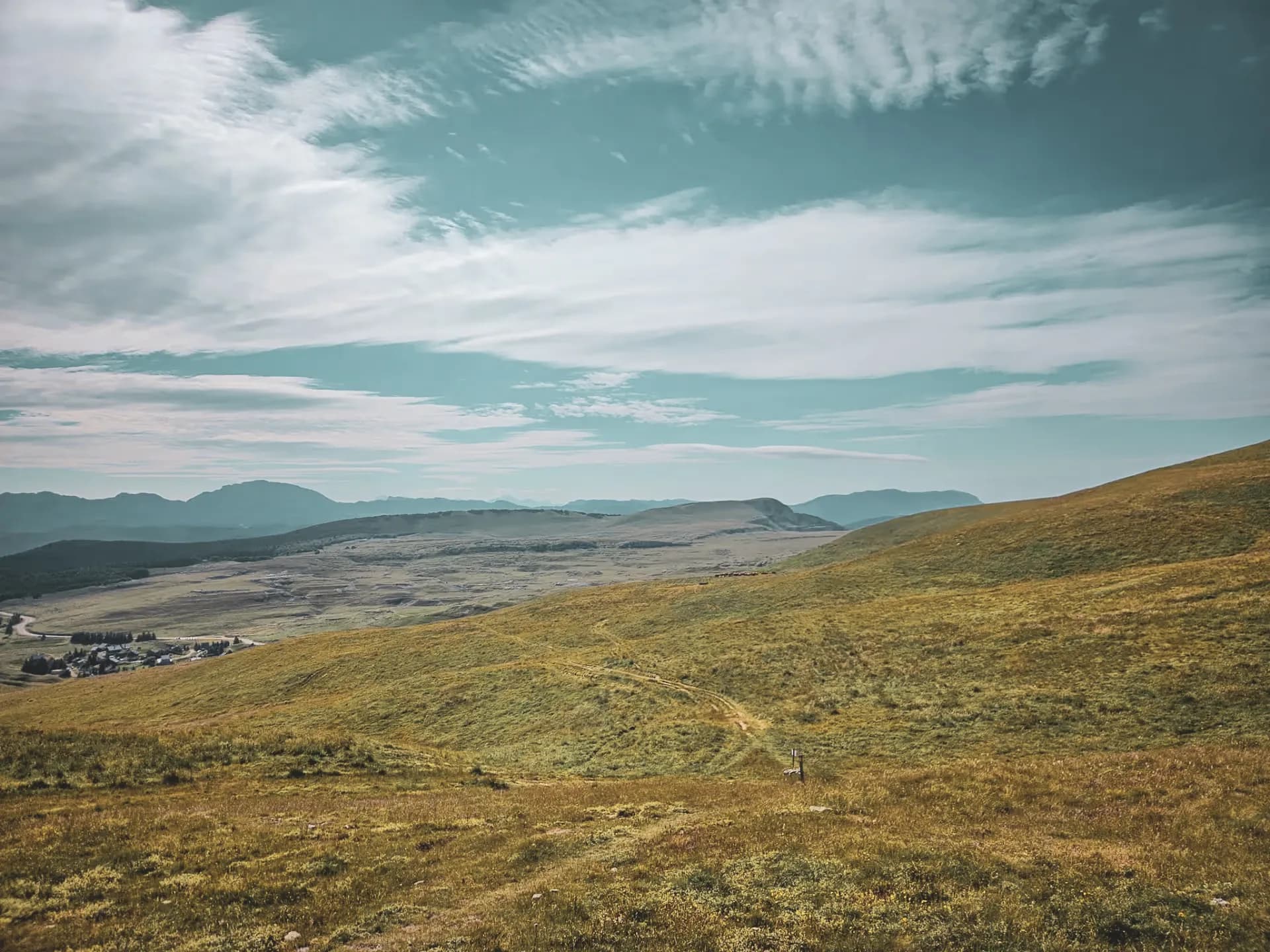 Paysage verdoyant du Vercors, vallées et montagnes sous un ciel bleu, invitation à l'évasion.