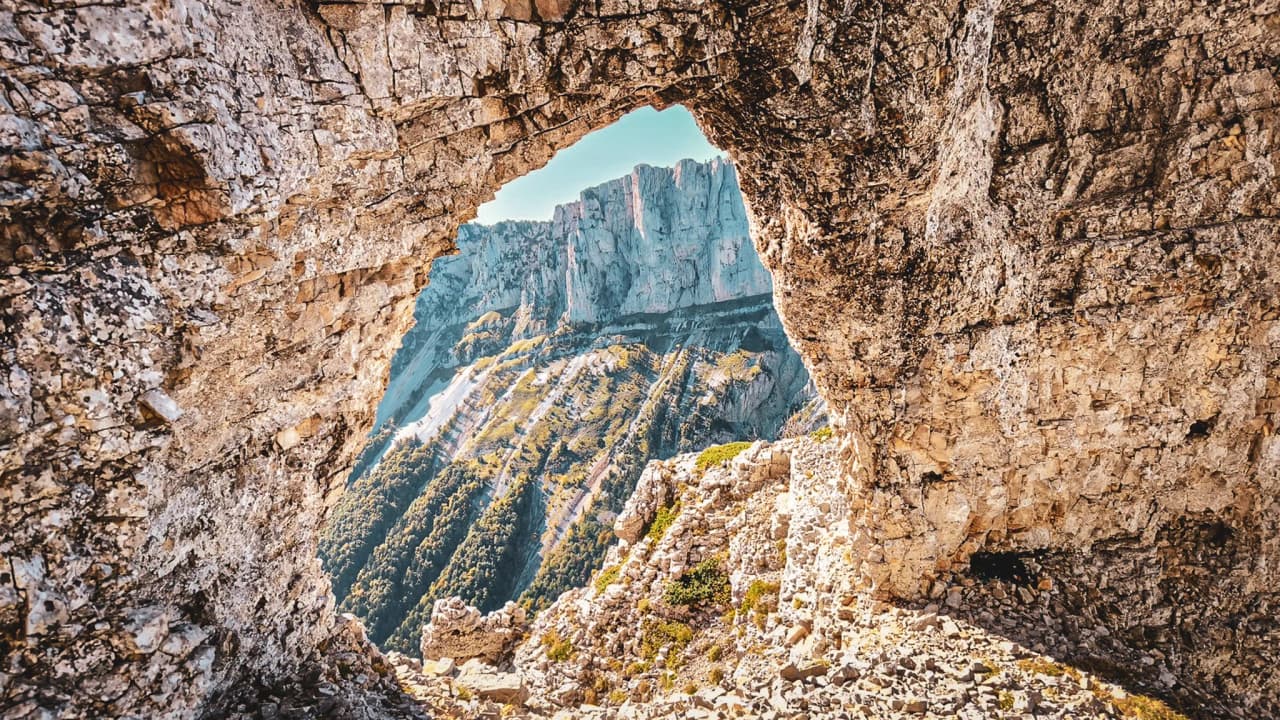 Spectacular views of Mont Aiguille through a rocky opening, an invitation to adventure.