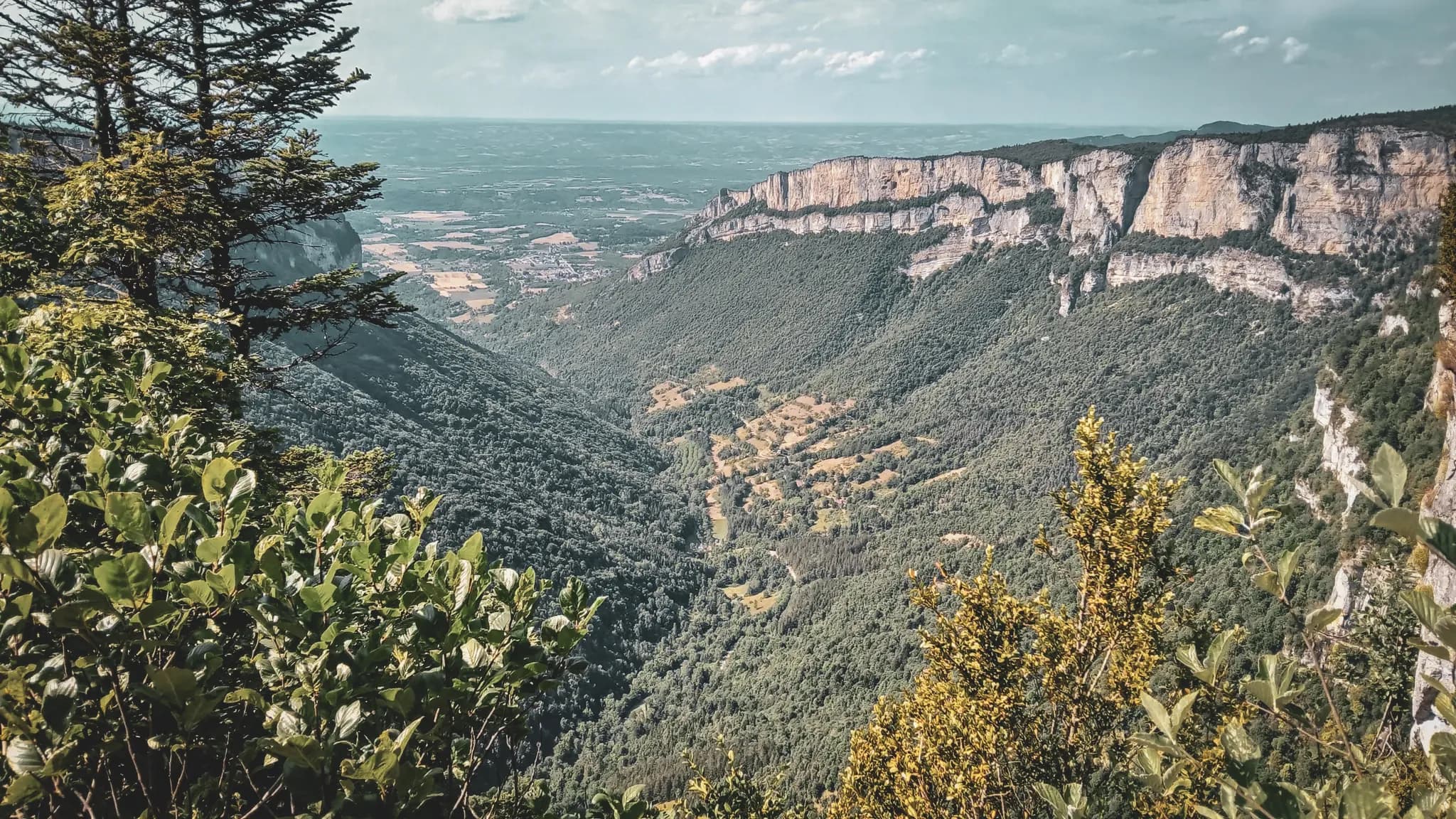 Les montagnes verdoyantes du Vercors, idéale pour l'aventure et la randonnée.