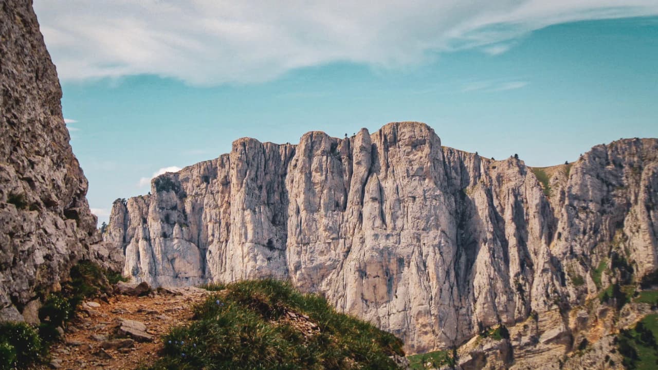 Spectacular panorama of Mont Aiguille, between clouds and majestic rocks. An adventure not to be missed!